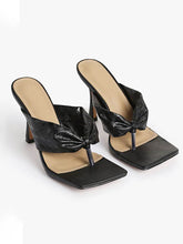 Sandalias de tacón alto con tiras brillantes